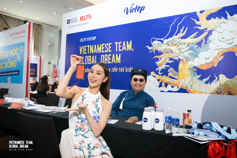 Á hậu Kim Chi tại booth gieo quẻ J88DL Trang chính thức J88 hỗ Chí Minh