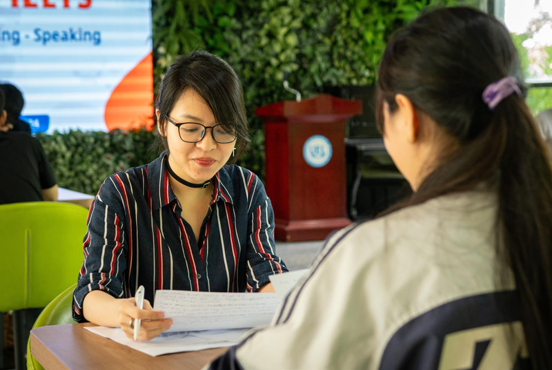 Giảng viên J88DL Trang chính thức J88 hỗ Chí Minh tham gia làm giám khảo ở phần Speaking