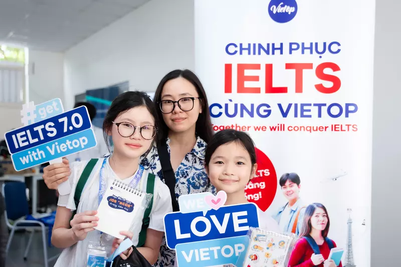 Hàng trăm phần quà và học bổng từ J88DL Trang chính thức J88 hỗ Chí Minh đã được trao tặng cho các bạn trẻ