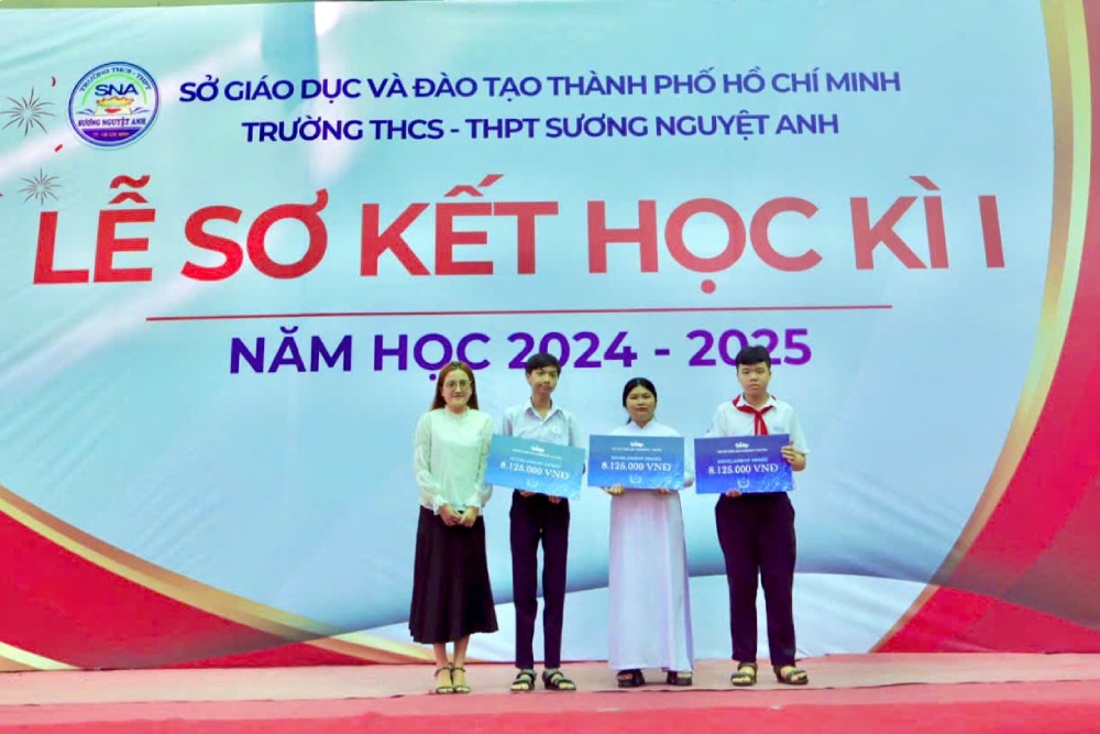 Trao học bổng Trường THPT Sương Nguyệt Anh Trao học bổng Trường THPT Sương Nguyệt Anh