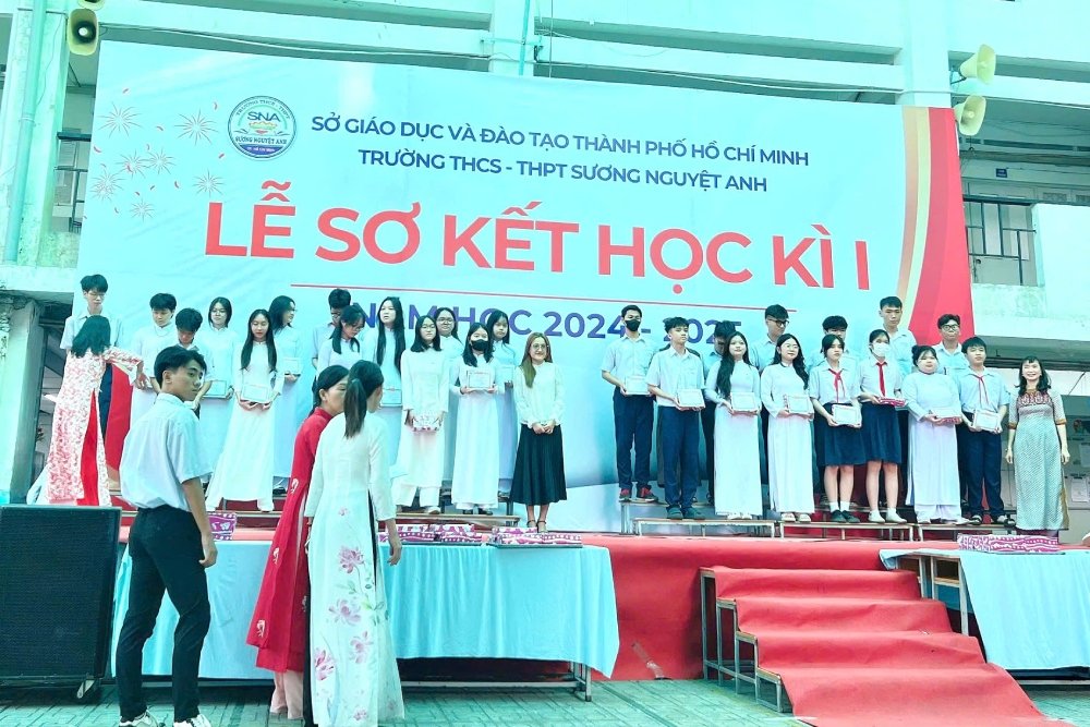 Trao học bổng Trường THPT Sương Nguyệt Anh Trao học bổng Trường THPT Sương Nguyệt Anh