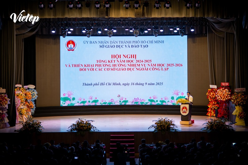 Ảnh tổng kết hội nghị năm học 2024-2025