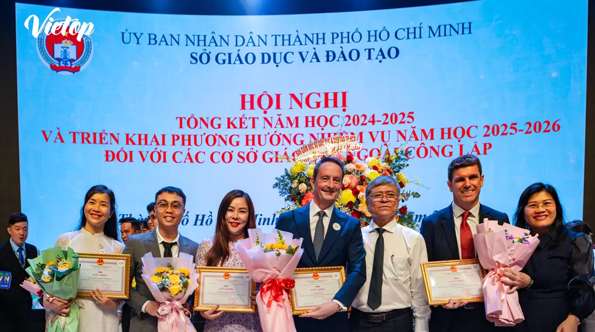 Ảnh tổng kết hội nghị năm học 2024-2025