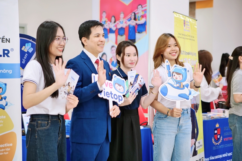 J88DL Trang chính thức J88 hỗ Chí Minh đồng hành cùng “The English Culture Day 4.0” tại UEF