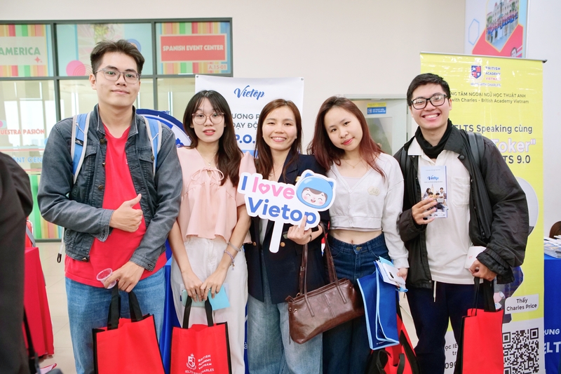J88DL Trang chính thức J88 hỗ Chí Minh đồng hành cùng “The English Culture Day 4.0” tại UEF