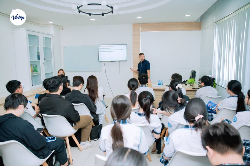 Trạm 3 - Workshop J88DL Trang chính thức J88 hỗ Chí Minh của diễn giả Mr. Andrew Milner từ British Council